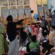ANTUSIAS peserta Pesantren Ramadhan menjawab pertanyaan instruktur saat kegiatan berlangsung. Waspada/Anum Saskia