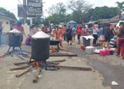 Desak Anggota Ormas Dilepas, Emak-emak Demo Depan Polsek Pancurbatu