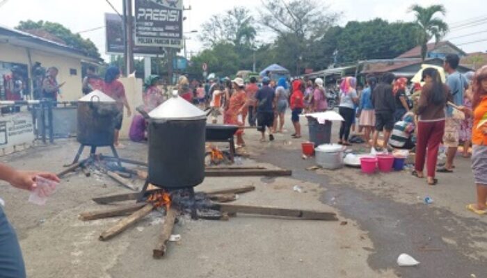 Desak Anggota Ormas Dilepas, Emak-emak Demo Depan Polsek Pancurbatu