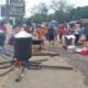 KAUM emak-emak memasak di jalan raya depan Mako Polsek Pancurbatu meminta agar anggota Ormas yang ditahan segera dilepaskan, Selasa (5/3). Waspada/Ist
