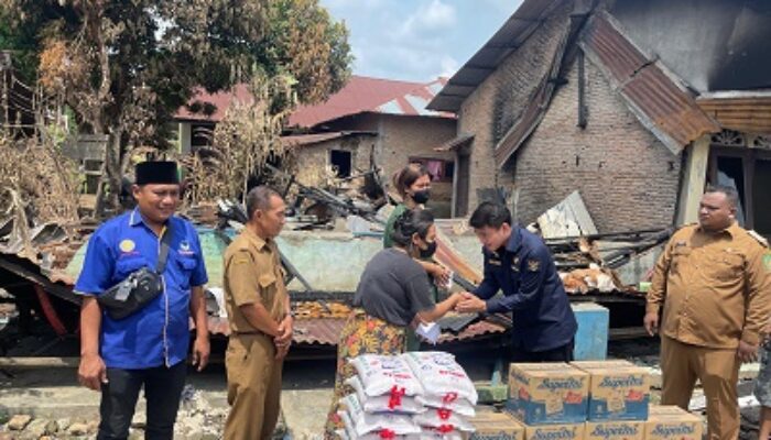 Ricky Anthony Bantu Korban Dua Rumah Kebakaran Di Langkat