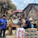 ANGGOTA Dewan Perwakilan Rakyat Daerah Provinsi Sumatera Utara (DPRD Sumut) Ricky Anthony SH (dua kanan) menyalurkan ratusan paket Sembako dan uang tali asih kepada warga Dusun Buluh Duri, Desa Bekiung, Kecamatan Kuala, Kabupaten Langkat, Sabtu lalu. Waspada/Ist