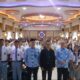 JAZARI Abdul Hamid, SE., MM Asisten Direktur Divisi Implementasi Kebijakan BI, Perwakilan BI Sumatera Utara (tengah), berfoto bersama Rektor UMA Prof Dr Dadan Ramdan, M.Eng., M.Sc (sebelah kanan), Ahmad Rafiki, P.hD Dekan FEB UMA (sebelah kiri) dan Peserta Siswa SMA/SMK di Kota Medan. Waspada/ist.