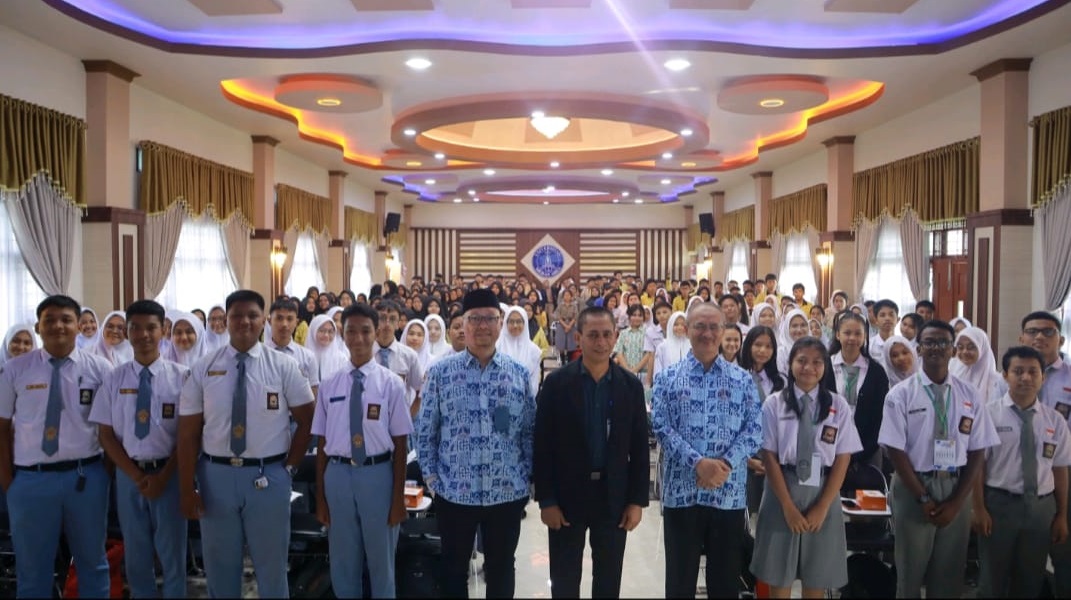 JAZARI Abdul Hamid, SE., MM Asisten Direktur Divisi Implementasi Kebijakan BI, Perwakilan BI Sumatera Utara (tengah), berfoto bersama Rektor UMA Prof Dr Dadan Ramdan, M.Eng., M.Sc (sebelah kanan), Ahmad Rafiki, P.hD Dekan FEB UMA (sebelah kiri) dan Peserta Siswa SMA/SMK di Kota Medan. Waspada/ist.