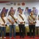 KEPALA Perwakilan BKKBN Sumut Munawar Ibrahim poto bersama penerima selempang BAAS. Waspada/Anum Saskia