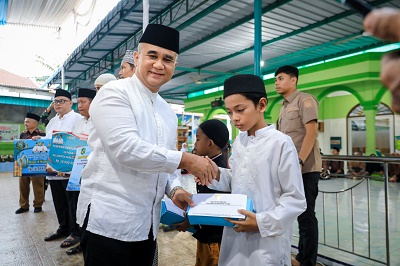 WALI Kota Medan Bobby Nasution diwakili Pemerintah dan Sosial Muhammad Sofyan secara simbolis menyerahkan santunan kepada anak yatim piatu yang ada di Kecamatan Medan Tembung, Senin (25/3/24). Waspada/Ist