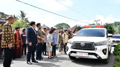 Bupati Samosir Serahkan 9 Unit Mobil