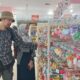 Beberapa pengunjung sedang melihat-lihat produk-produk yang dihadirkan ATARU Mal Delipark Medan, setelah diresmikan sebagai toko ke-28 di Indonesia dan yang pertama di Kota Medan serta terbesar di Indonesia, Kamis (18/4).