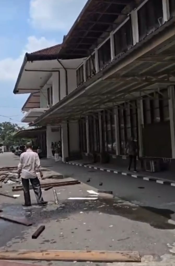 PLAFON atap Gedung Fakultas Hukum (FH) Universitas Sumatera Utara (USU), Jumat (26/4) siang roboh. Waspada/Ist