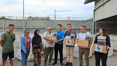WAKIL Ketua Yayasan Mahija Parahita Nusantara, Suharji Gasali (baju biru) bersama tim saat membagikan paket donasi sembako bagi pahlawan daur ulang di Medan, Senin (1/4). Waspada/Yuni Naibaho