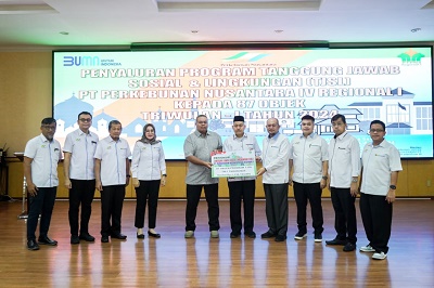PENYERAHAN secara simbolik kepada 87 objek bantuan kepada masyarakat yang berasal dari program Tanggung Jawab Sosial Perusahaan PalmCo Regional 1. Waspada/Ist