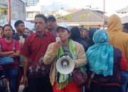 Ratusan Warga Pancurbatu Minta Keadilan Ke Presiden Jokowi Di Depan Hotel JW Marriot