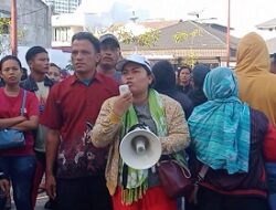 Ratusan Warga Pancurbatu Minta Keadilan Ke Presiden Jokowi Di Depan Hotel JW Marriot