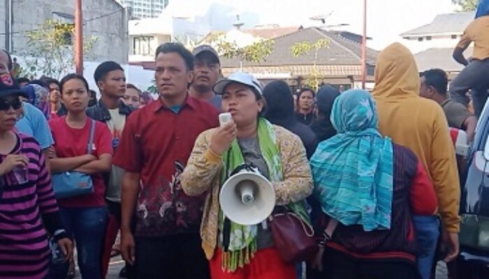 Ratusan Warga Pancurbatu Minta Keadilan Ke Presiden Jokowi Di Depan Hotel JW Marriot