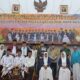 KETUA Umum MUI Kota Medan, Dr Hasan Matsum, MAg (tengah) beserta tamu usai Tepung Tawar Jamaah Calon Haji tahun pengurus MUI Kota Medan diacara halal bi halal DP MUI Kota Medan, Selasa (16/4). Waspada/Yuni Naibaho