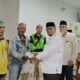 KETUA Umum Baznas Sumut,Prof.Dr.Mohammad Hatta menyerahkan bantuan dari UPZ MUI Sumut. Waspada/Anum Saskia