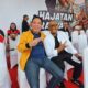 PEMRED Waspada.id Hendra DS (kiri) berfoto bersama Priya Prayogha Pratama, S.A.P., dikenal sebagai Babe Cabiita semasa hidup belum lama ini ketika baru pulang menunaikan ibadah umroh. Waspada/ist