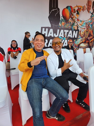 PEMRED Waspada.id Hendra DS (kiri) berfoto bersama Priya Prayogha Pratama, S.A.P., dikenal sebagai Babe Cabiita semasa hidup belum lama ini ketika baru pulang menunaikan ibadah umroh. Waspada/ist