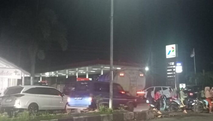 Antrean Panjang Di SPBU 14227309 Sibuhuan