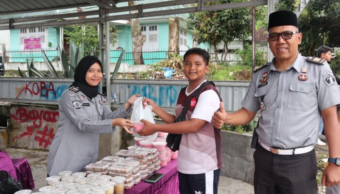 Rutan Tarutung Bagikan Takjil Gratis Kepada Masyarakat Sekitar