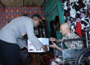 Kapolres Bener Meriah Serahkan Sembako Kepada Warga Sakit Menahun