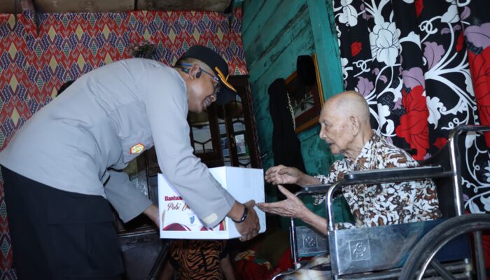 Kapolres Bener Meriah Serahkan Sembako Kepada Warga Sakit Menahun