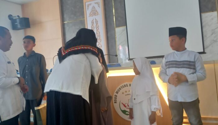 Direktur RS Muyang Kute Santuni Sejumlah Anak Yatim