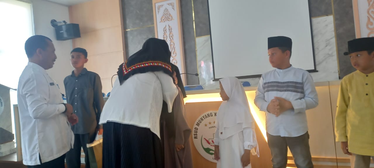 Direktur RS Muyang Kute Santuni Sejumlah Anak Yatim