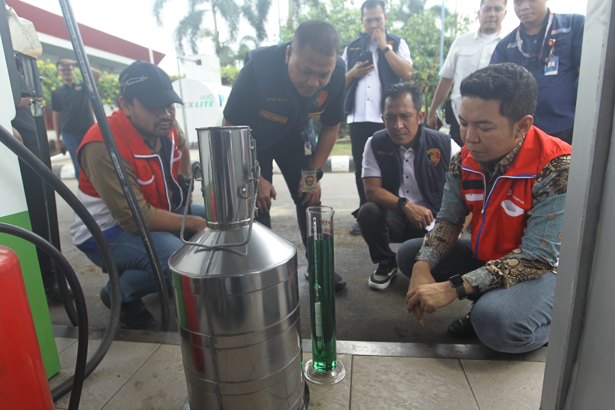 Kanit 3 Subdit IV Tipidter Ditreskrimsus Polda Sumut, Kompol Pandu Winata didampingi Sales Branch Manager Rayon I Pertamina Patra Niaga Regional Sumbagut, Sigit Wicaksono saat melakukan pengecekan BBM di SPBU Pertamina 14.201.127, Jalan Sisingamangaraja, Harjosari II, Medan Amplas, Rabu (3/4).