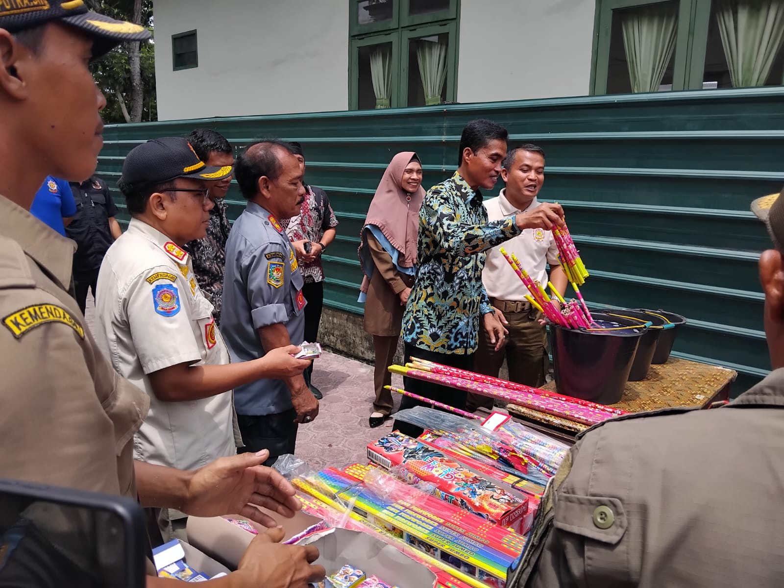 Satpol PP Langsa Musnakan Sejumlah Mercon Satpol PP Langsa Musnakan Sejumlah Mercon
