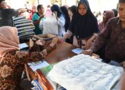 Warga Peukan Bada Nikmati Bazar Pangan Murah