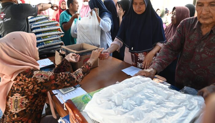 Warga Peukan Bada Nikmati Bazar Pangan Murah