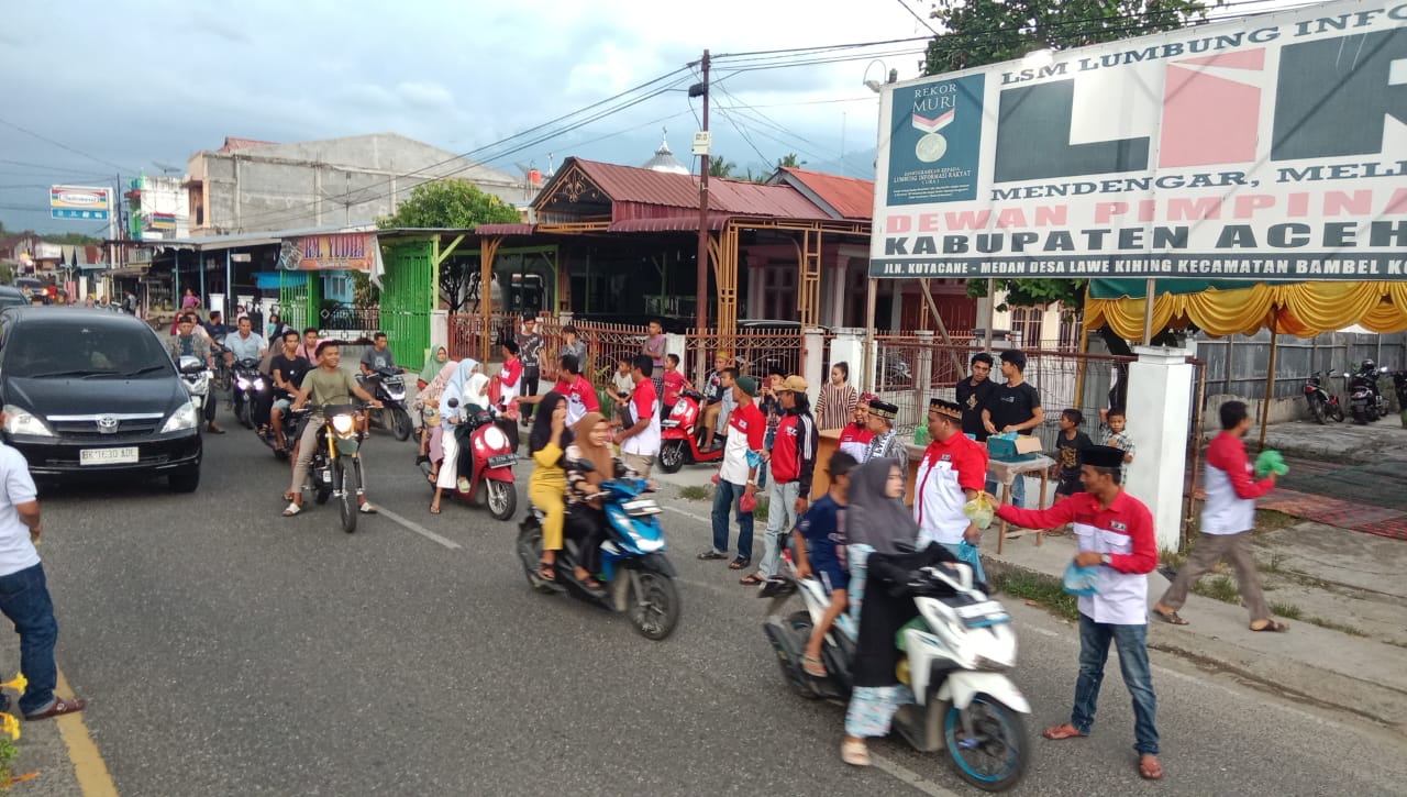 Berbagi Kebahagian, LSM LIRA Agara Bagi 1000 Takjil Gratis Dan Santunan Anak Yatim