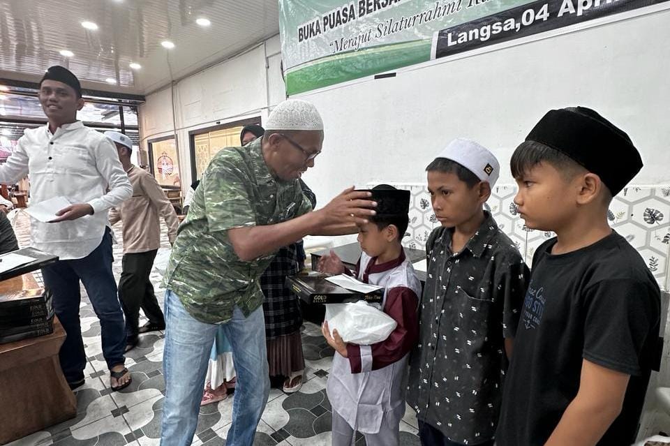 Merajut Silaturahmi KAHMI, Forhati, HMI Santuni Anak Yatim Dan Bukber