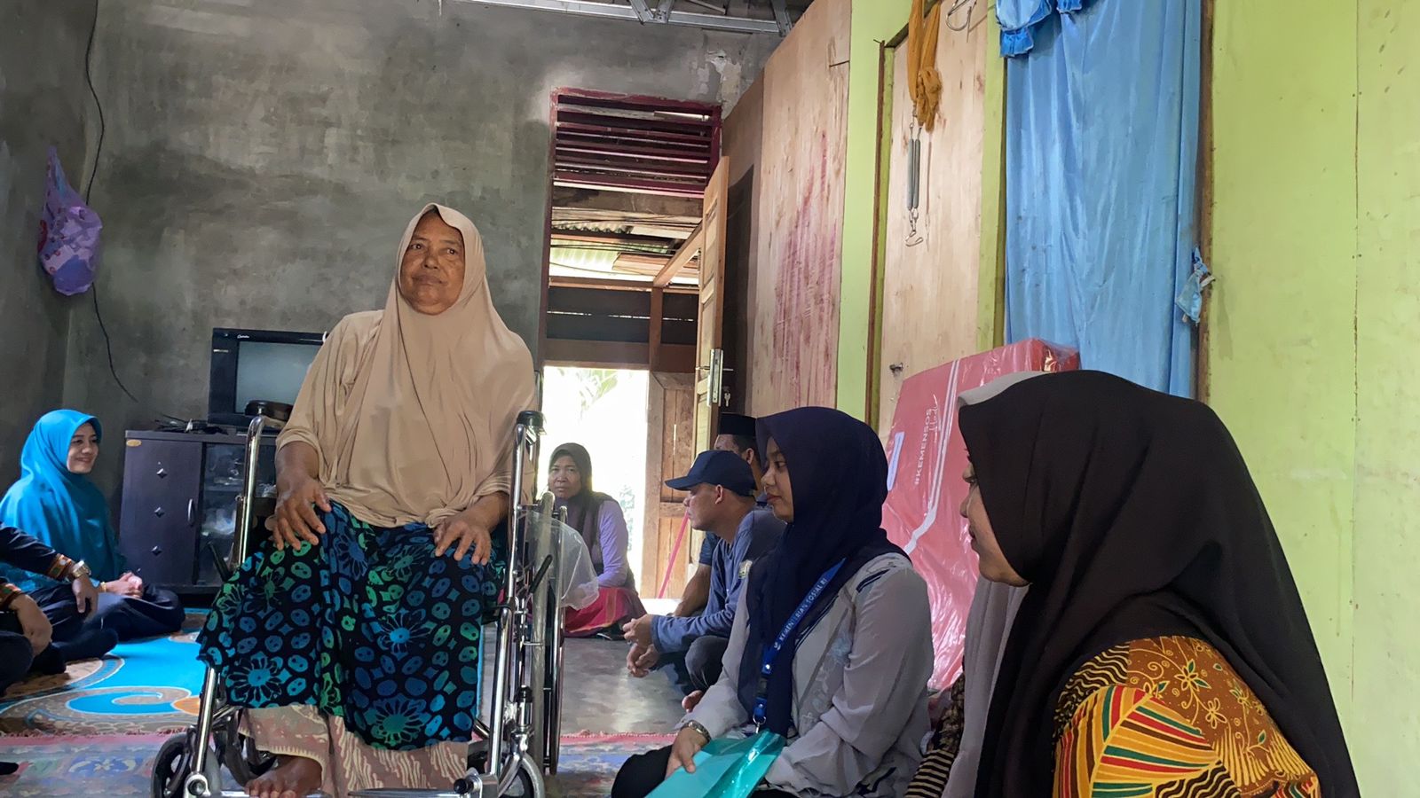 Pj Bupati Agara Didampingi Istri Salurkan Bantuan Kursi Roda Cerebral Palsy