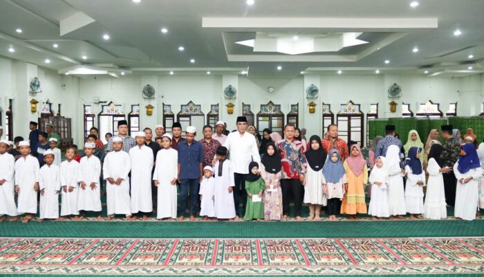 Bupati Madina Santuni Anak Yatim Piatu