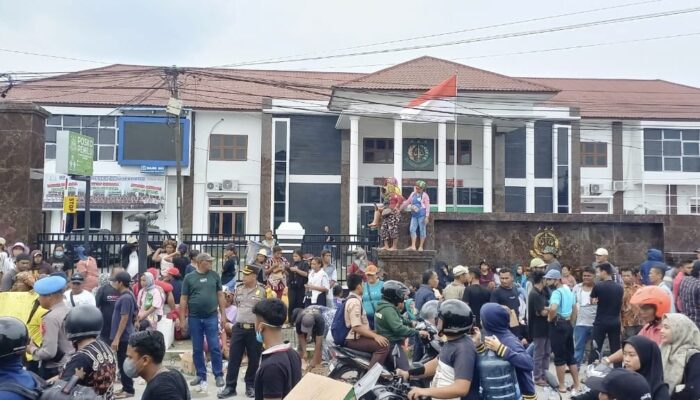 Warga Demo Kejari Deliserdang Minta Tersangka Dibebaskan