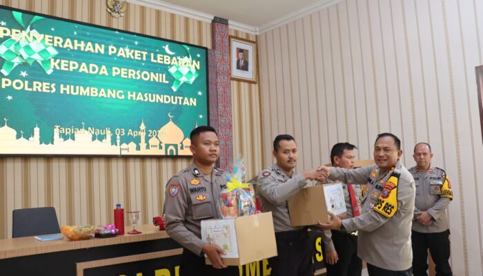 Kapolres Humbahas Berikan Bingkisan Lebaran