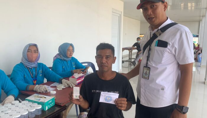Sat Narkoba Dan BNNK Langkat Periksa Urine Pengendara Mudik Lebaran