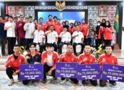 Pj Wali Kota Serahkan Bonus Rp2,5 M Atlet Pora