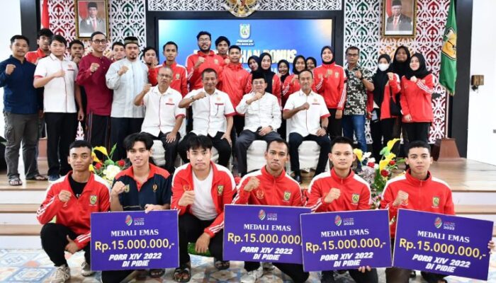 Pj Wali Kota Serahkan Bonus Rp2,5 M Atlet Pora