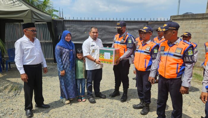 Iswanto Bagikan Paket Lebaran Untuk 38 Personel Dishub Aceh Besar