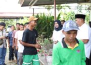 Atika Serahkan Tali Asih kepada 150 Petugas Kebersihan