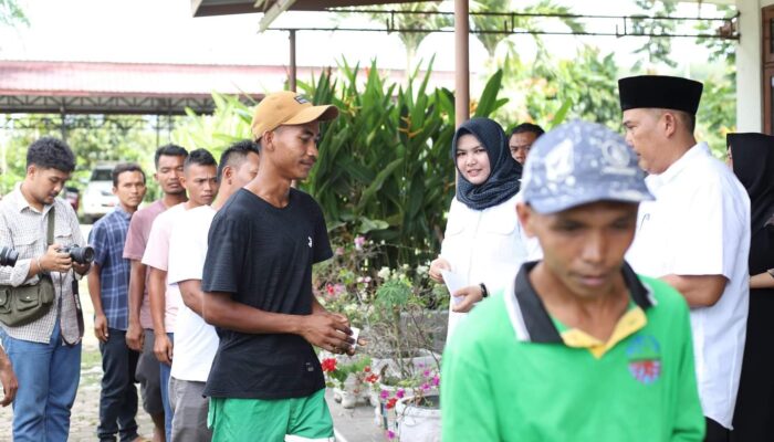 Atika Serahkan Tali Asih kepada 150 Petugas Kebersihan