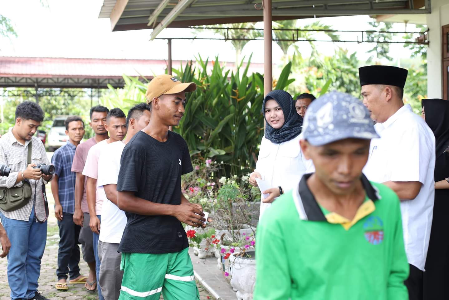 Atika Serahkan Tali Asih kepada 150 Petugas Kebersihan