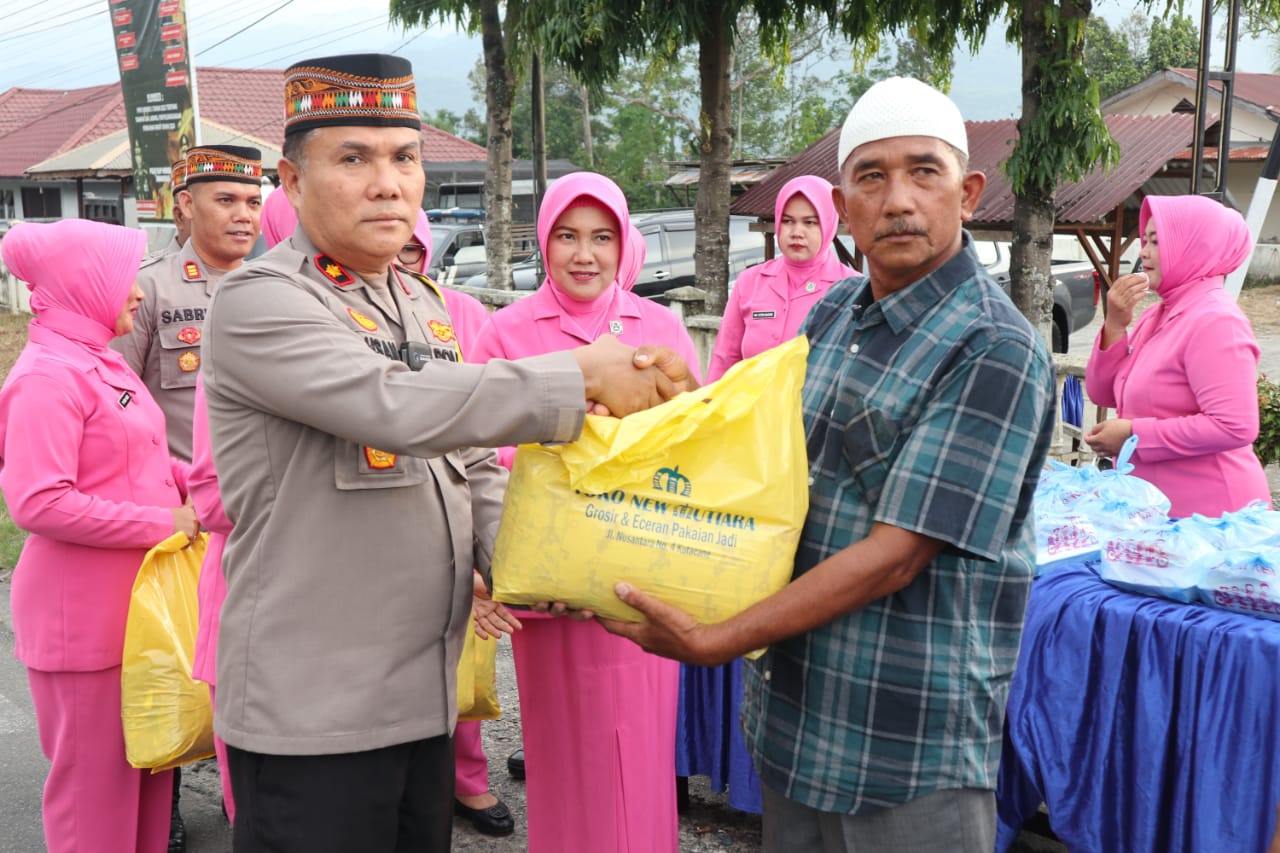 Berbagi Kebahagian, Polsek Badar Bagi Takjil Gratis
