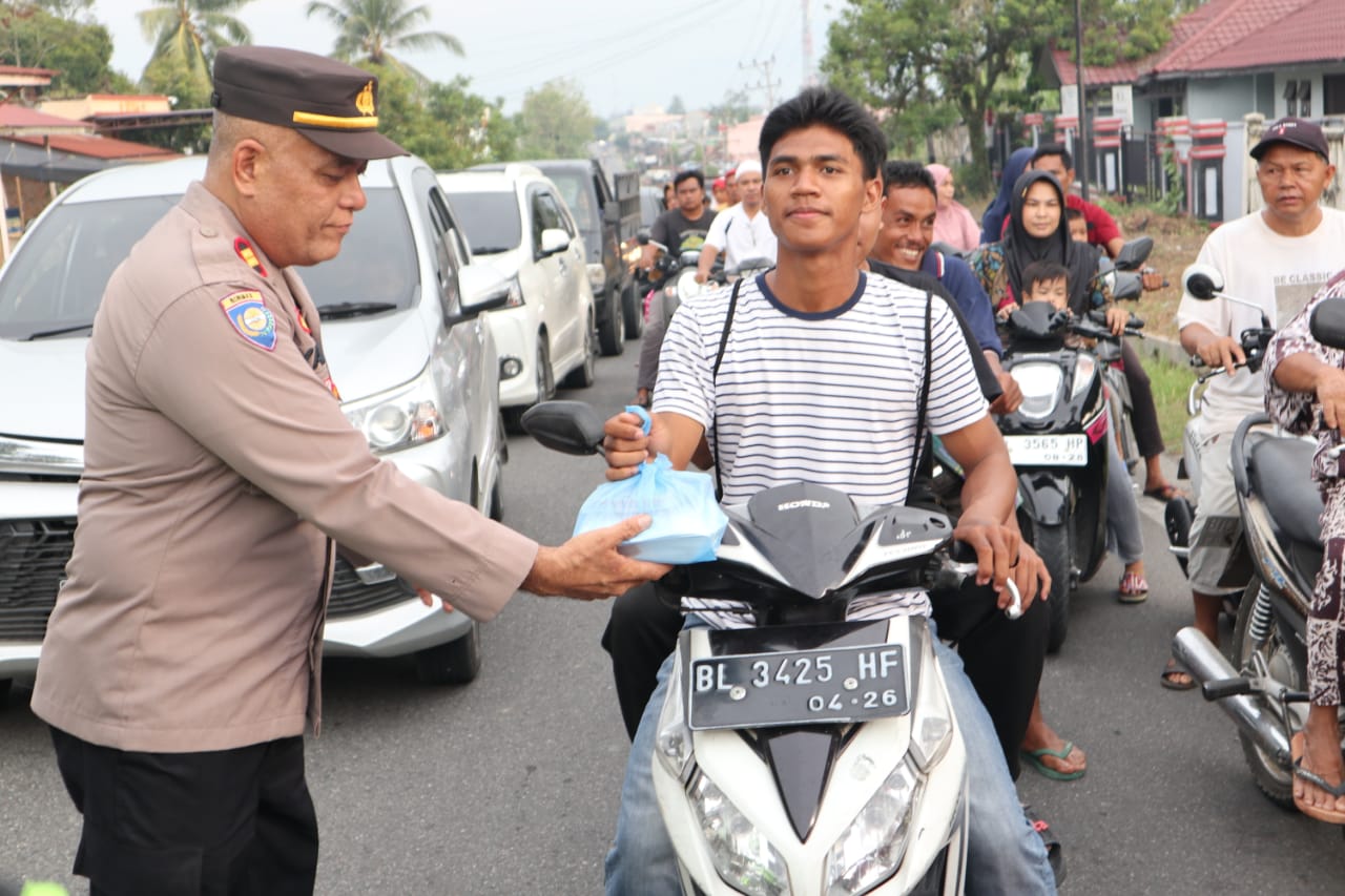 Berbagi Kebahagian, Polsek Badar Bagi Takjil Gratis Berbagi Kebahagian, Polsek Badar Bagi Takjil Gratis