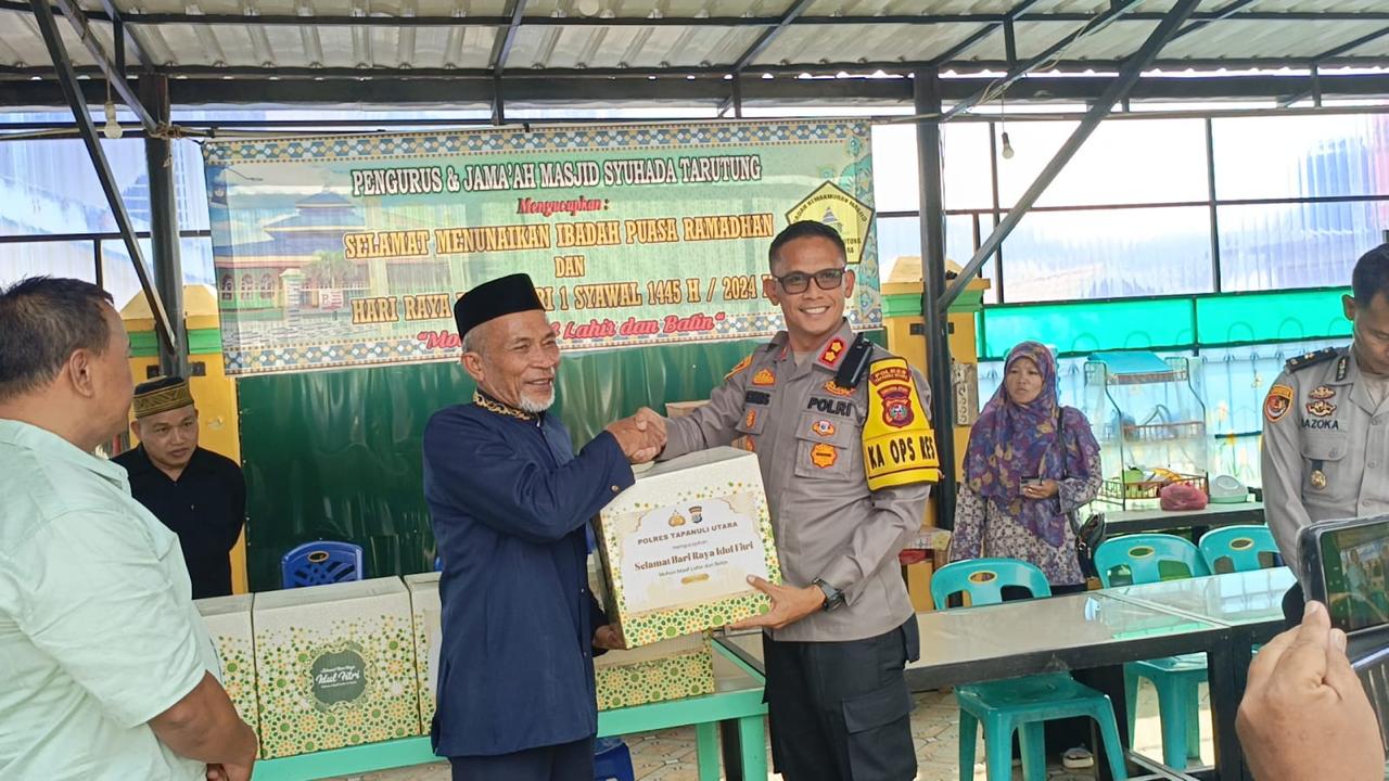 Kapolres Serahkan Paket Hari Raya Idul Fitri 1455 H Kapolda Sumut