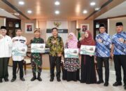Pj Gubsu Serahkan Hadiah Umrah Kepada Pemenang MTQ ASN, Non ASN Dan Lintas lnstansi