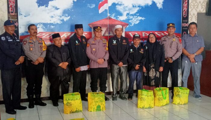 Jelang Lebaran, Kapolres Dairi Berbagi Dengan Masyarakat